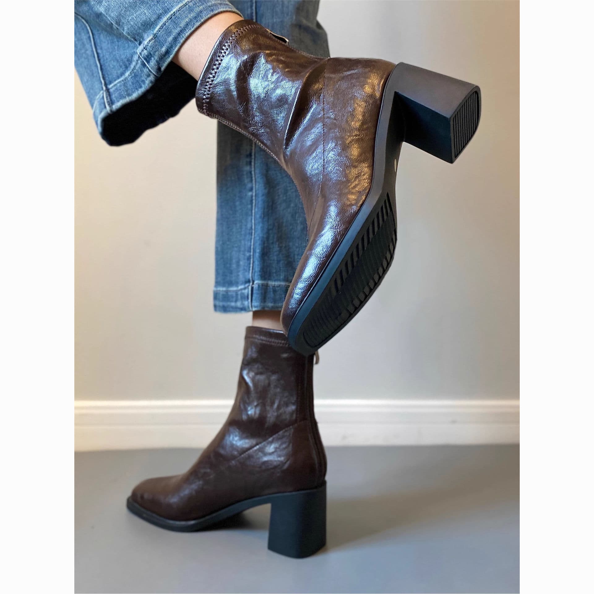 Women's Chunky-Heeled Ankle Boots, 2025 Fall/Winter Collection: Fleece-Lined, Retro Square-Toe, High-Heeled, Stretch, Slimming, Short Boots—Black, photo 2